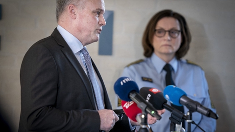 Fungerende politidirektør Lene Sørensen fra Midt- og Vestsjællands Politi og Flemming Drejer, operativ chef i PET, har fredag afholdt pressemøde i PET's hovedkvarter i Søborg.