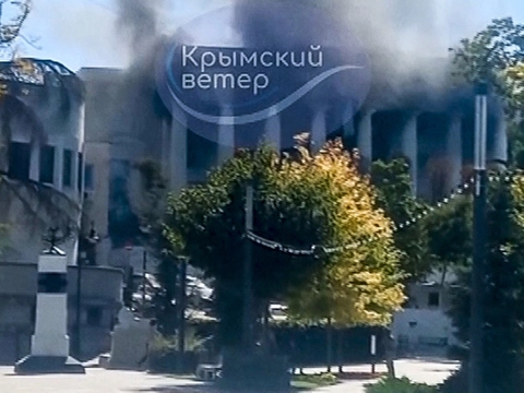 Et billede taget fra en video viser Ruslands sortehavsflådes hovedkvarter i byen Sevastopol på Krim, der fredag kom under angreb.