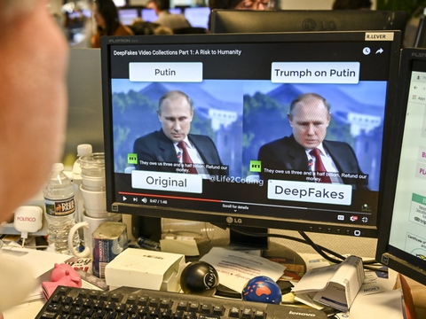 En AFP-journalist gennemser 25. januar 2019 en video, som er manipuleret med kunstig intelligens for at narre seerne. De såkaldte deepfake-videoer er blevet mere sofistikerede og realistiske, eftersom teknologien er blevet bedre.