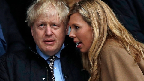 Boris Johnson og Carrie Symonds blev onsdag forældre til deres første fælles barn, der opkaldes efter to læger, der behandlede premierministeren under indlæggelse for coronavirus. (arkivfoto)