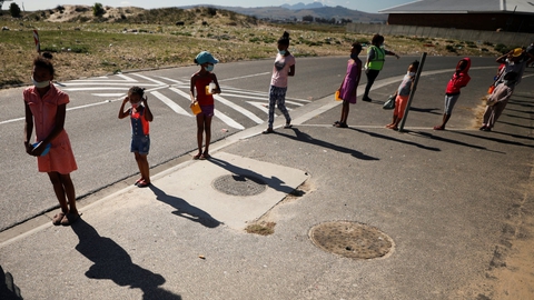 Nedlukning af skoler og påbud om at undgå fysisk kontakt udløser angstfølelser hos mange børn. Det fremgår af en ny rapport fra Red Barnet. Arkivfoto er fra Sydafrika, hvor børn står i kø til et måltid mad.