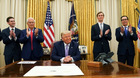 USA's præsident, Donald Trump, får bifald efter at have meddelt, at Israel og De Forenede Arabiske Emirater the United Arab Emirates har indgået en fredsaftale, der vil medføre en fuld normalisering af relationerne mellem de to lande. Trump bidrog til at få aftalen på plads, hedder det.