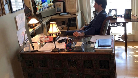 Canadas premierminister, Justin Trudeau, holdt i begyndelsen af ugen et videomøde  i sit hjem med sine G7-kolleger. Han er i hjemmekarantæne, fordi hans kone, Sophie Gregoire, er ramt af Covid-19,  der er den sygdom, som coronavirusset forårsager.