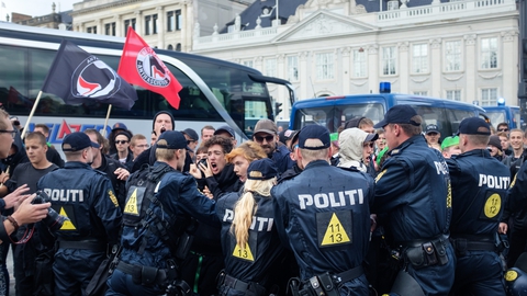 De forskellige antifascistiske grupperingers voldsparathed er velkendt. Her er det grupperingerne Antifascistisk Aktion og Revolutionære Antifascister, der støder sammen med politiet ved en demonstration arrangeret af den anti-islamistiske organisation For Frihed den 3. september 2016. (Foto: Kristoffer Trolle/Flickr)
