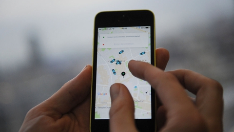 På platformen Uber kan private agere taxachauffører. (Arkivfoto)