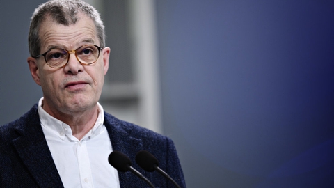 Kåre Mølbak, faglig direktør for Statens Serum Institut, vurderer, at vi i Danmark skal indstille os på at holde social afstand i mindst et år endnu. (Arkivfoto).