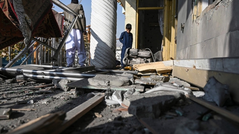 En række eksplosioner har lørdag dræbt flere personer i Afghanistans hovedstad, Kabul.