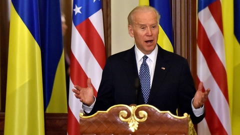 USA vil aldrig anerkende Ruslands annektering af Krim-halvøen, siger præsident Joe Biden. Her er han fotograferet under et besøg i Ukraine i december 2015, da han var vicepræsident under præsident Barack Obama.