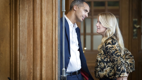 Udlændinge- og integrationsminister Mattias Tesfaye får en snak med Pernille Vermund, Nye Borgerlige under åbningsdebatten i Folketinget på Christiansborg, torsdag den 3. oktober 2019. (Foto: Liselotte Sabroe/Ritzau Scanpix)