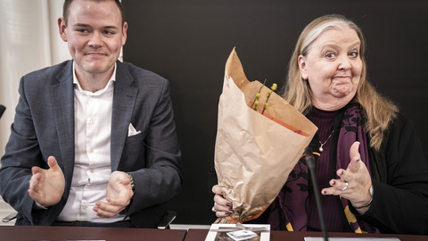 Formanden for Dansk Ungdoms Fællesråd Chris Preuss klapper mens formanden for Demokratikommissionen Lisbeth Knudsen får blomster for sin indsats, til Demokratikommissionens præsentation af deres betænkning i Landstingssalen på Christiansborg, onsdag den 22. januar 2020. Demokratikommissionen har i løbet af 2019 taget temperaturen på demokratiets tilstand, hvilket nu præsenteres og overleveres til regeringen. (Foto: Niels Christian Vilmann/Ritzau Scanpix)