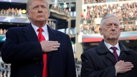 Donald Trumps første forsvarsminister, Jim Mattis (til højre), beskylder Trump for at splitte fremfor at forene amerikanerne. (Arkivfoto).