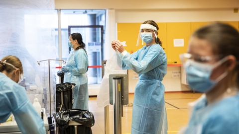 Det høje antal smittede i sundhedssektoren skal ses i lyset af, at medarbejdere i denne sektor bliver testet mest og oftest. (Arkivfoto)
