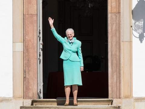 Dronning Margrethe vinker til de mange der er mødt op foran Fredensborg Slot, torsdag den 16. april 2020. (Foto: Ólafur Steinar Gestsson/Ritzau Scanpix)