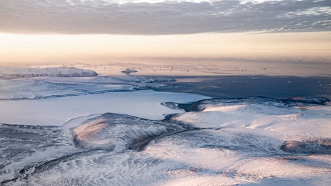 Forskere har gennem satellitbilleder og gamle luftfotos undersøgt, hvor hurtigt gletsjerne på Grønland smelter. (Arkivfoto).