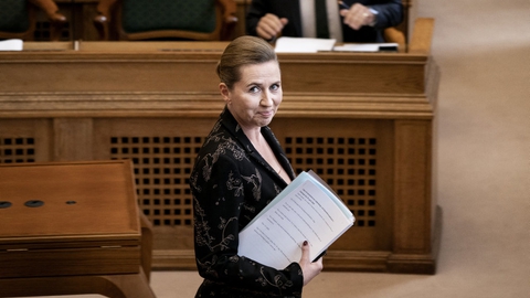 Statsminister Mette Frederiksen (S) skal onsdag og torsdag forhandle med Folketingets partier om genåbningens fase 2. Forud for aftenens møde fastslår Mette Frederiksen, at regeringens prioriteter er genåbning af hele detailhandelen, herunder storcentre. At restauranter og cafeer kan begynde at åbne igen, og at de store skolebørn får mulighed for at få mere af deres hverdag tilbage. Det er dog ikke sikkert, at der bliver tal om fuld skolegang for de store skolebørn.
