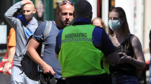 Politiet var onsdag på gaden i Amsterdam for at advare folk om, at ansigtsmasker er blevet obligatoriske i særlige områder. Det gælder blandt andet det berømte Red Light District.