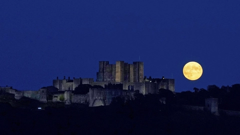 Fredag aften lyser supermånen blandt andet op i Dover i det sydøstlige England.