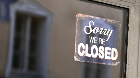 En butik i Salzburg meddeler i vinduet, at den holder lukket under opblomstringen af coronasmitten.