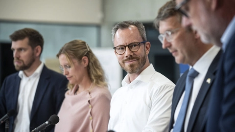 Økonomiminister Jakob Ellemann-Jensen vil trække sig som formand for Venstre på et pressemøde, og han vil samtidig trække sig helt fra politik. Det erfarer medier.