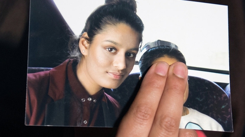 En søster viser et billede af den yngre søster, Shamima Begum, som teenager i Storbritannien, kort inden hun som 15-årig rejste til Syrien sammen med to veninder og giftede sig med en kriger fra Islamisk Stat.