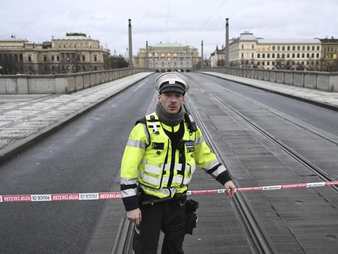 Betjent står vagt ved en bro, som fører til Jan Palach-pladsen i Prag.