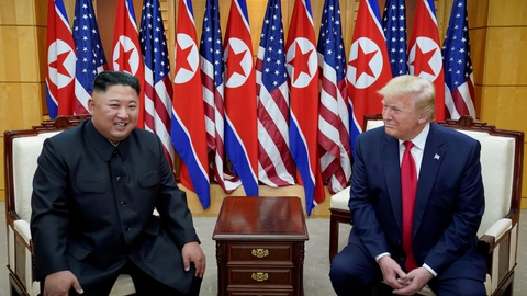 Flere møder mellem Trump og Kim Jong-un skabte en overgang forhåbninger om, at Nordkorea ville stoppe sit atomprogram. Men nu er forholdet mellem de to lande nær frysepunktet.