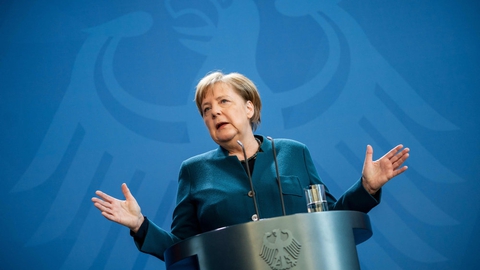 Angela Merkel ved et pressemøde søndag. Det er blevet oplyst, at Merkel fortsætter med at varetage sin officielle opgaver, selv om hun skal klare dem hjemmefra. (Arkivfoto),