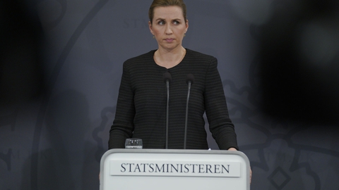 Statsminister Mette Frederiksen (S) vil haste en lov igennem, så regeringen fra mandag kan forbyde alle forsamlinger på mere end 100 personer. Det skal være med til at mindske udbredelsen af coronavirusset. (Foto: Martin Sylvest/Ritzau Scanpix)