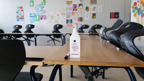 I øjeblikket er der kun halvt fyldt op på landets skoler grundet coronaretstriktioner. (Arkivfoto)