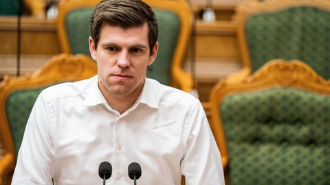 Blå blok ønsker at stoppe placeringen af et udrejsecenter på Langeland, siger Venstres medlem af Udlændinge- og integrationsudvalget Morten Dahlin (V). De blå partier stiller et beslutningsforslag, som vil opfordre regeringen til at indkalde til forhandlinger. De blå partier håber på opbakning fra SF, der også har bedt regeringen om alternative placeringer.