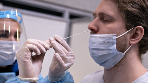 Lyntest bliver foretaget ved at stikke en podepind op i næsen, mens pcr-test er med en podepind i halsen. (Arkivfoto)