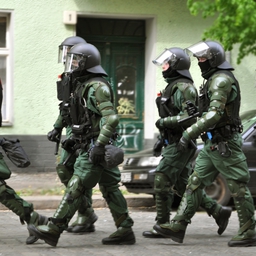 Løbende tysk politi på gaden i Berlin. (Foto: Jay P. Lee/Flickr)