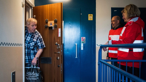 Svensk Røde Kos bringer indkøbsvarer frem til ældre i Nacka, nær Stockholm, for at beskytte dem under coronakrisen. Men svenske medier har nu fokus på fejltrin begået på plejehjem, hvor halvdelen af dødsfald er sket. (Arkivfoto)