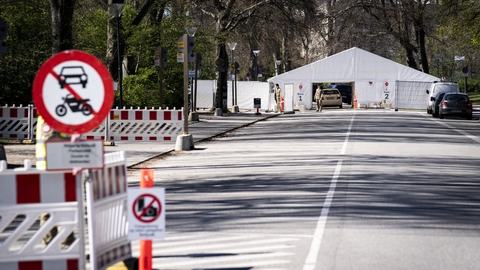 Det nyoprettede Testcenter Danmark, som holder til i hvide telte opsat i alle danske regioner, skal teste op mod 20.000 om dagen for, om de har eller har haft coronavirus. Her ses et Covid-19 testcenter i Fælledparken i København onsdag.