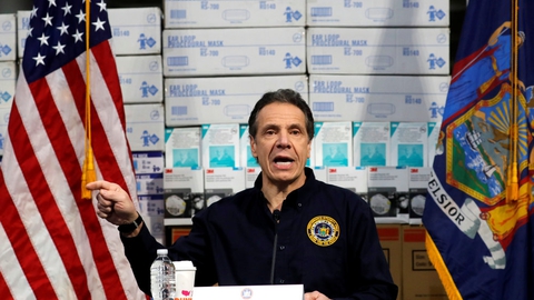 Staten New Yorks guvernør, Andrew Cuomo, advarer om dystre virusudsigter på et pressemøde i Jacob K. Javits Convention Center, der i hast er ved at blive omdannet til et midlertidigt hospital. Bag ham noget af det medicinske udstyr, som er ved at blive lagret.