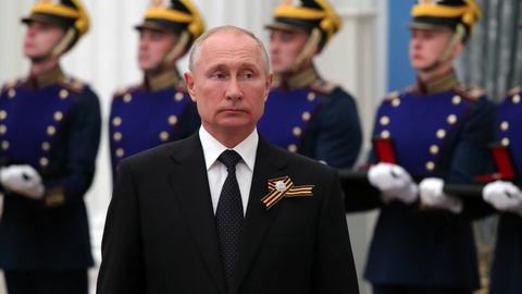 Rusland har torsdag taget hul på en syv dage lang folkeafstemning om gennemgribende reformer af landets forfatning. De kan bane vej for, at præsident Vladimir Putin bliver ved magten i endnu 16 år, hvis han genvælges.