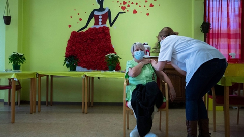 Den belgiske sygeplejerske Joan Darck fik mandag sin første vaccination mod coronavirus. Mange lande prioriterer i første omgang at vaccinere det personale, der er tæt på coronapatienterne, mens andre giver landets ældre de første vacciner. EU har nu købt 300 millioner doser i alt fra Pfizer/BioNTech og har også forudbestilt andre vacciner, som dog endnu ikke er godkendt.
