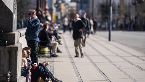 Byboer og P-vagter prøver at finde balancen mellem at nyde forårsvejret og holde afstand til andre mennesker rundt om Peblingesøen i København, lørdag den 21. marts 2020. (Foto: Martin Sylvest/Ritzau Scanpix)