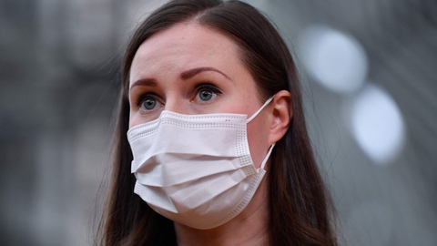 - Jeg ved, at I er trætte. Det er jeg også, siger Finlands statsminister, Sanna Marin, på pressemøde, hvor hun bebuder coronanedlukning i marts.
