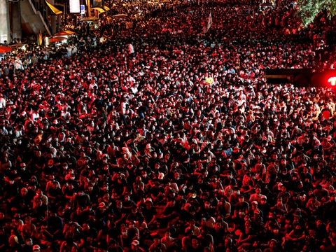 Pro-demokratiske demonstranter er forsamlet i titusindvis i Bangkok i protest over den thailandske regerings forsamlingsforbud, der er blevet indført som et forsøg på at kvæle protester i landet.