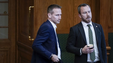 Kristian Jensen (V) og Venstre-formand Jakob Ellemann-Jensen kommer ikke til at stå ved siden af hinanden ved tirsdagens gruppemøde i partiet. (Arkivfoto)