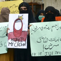 Det er ikke selve tørklædet der betyder noget, men derimod​ betyder det noget hvad tørklædet symboliserer, skriver Michael Andersen. Billedet her er fra Pakistan, hvor demonstranter klædt i forskellig muslimsk påklædning i anledning af Kvindernes Kampdag gik på gaden. (Foto: Abdul Majeed/AFP/Ritzau Scanpix)