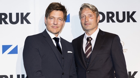 Filmen er instrueret af Thomas Vinterberg og har Mads Mikkelsen i hovedrollen.