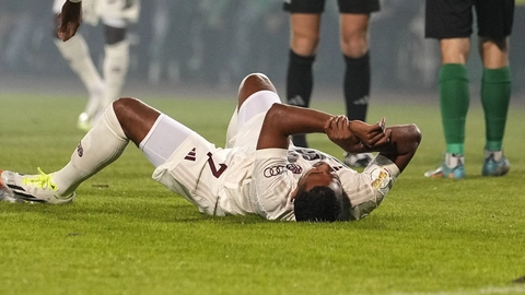 Bayerns Serge Gnabry måtte en tur i græsset efter fire minutters spil mod Preussen Münster. Det viste sig at have givet ham en brækket arm.