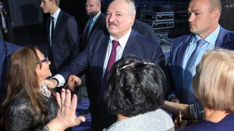 Hvideruslands præsident, Aleksandr Lukasjenko, blev hilst velkommen af tilhængere, da han torsdag talte ved et kvindeforum i hovedstaden Minsk.