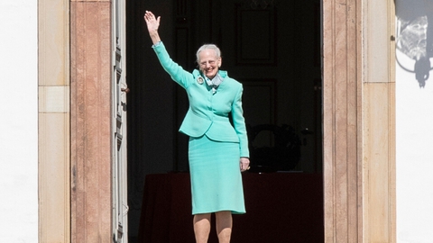 Dronning Margrethe vinker til de mange der er mødt op foran Fredensborg Slot, torsdag den 16. april 2020. (Foto: Ólafur Steinar Gestsson/Ritzau Scanpix)