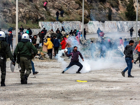 Mandag den 3. februar var der voldsomme sammenstød på den græske ø Lesbos mellem politi og migranter under en demonstration for bedre forhold i flygtningelejre. (Foto: Manolis Lagoutaris/AFP/Ritzau Scanpix)