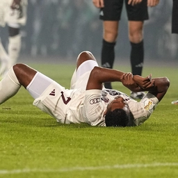 Bayerns Serge Gnabry måtte en tur i græsset efter fire minutters spil mod Preussen Münster. Det viste sig at have givet ham en brækket arm.