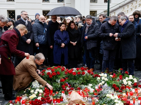 Ansatte på Karls universitet i Prag viser deres respekt for de døde efter torsdagens masseskyderi på det berømte universitet. 24-årig medstuderende stod bag massakre.