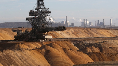 En udgravningsmaskine ses her ved en kulmine i Garzweiler vest for Köln i den tyske delstat Nordrhein-Westfalen.
